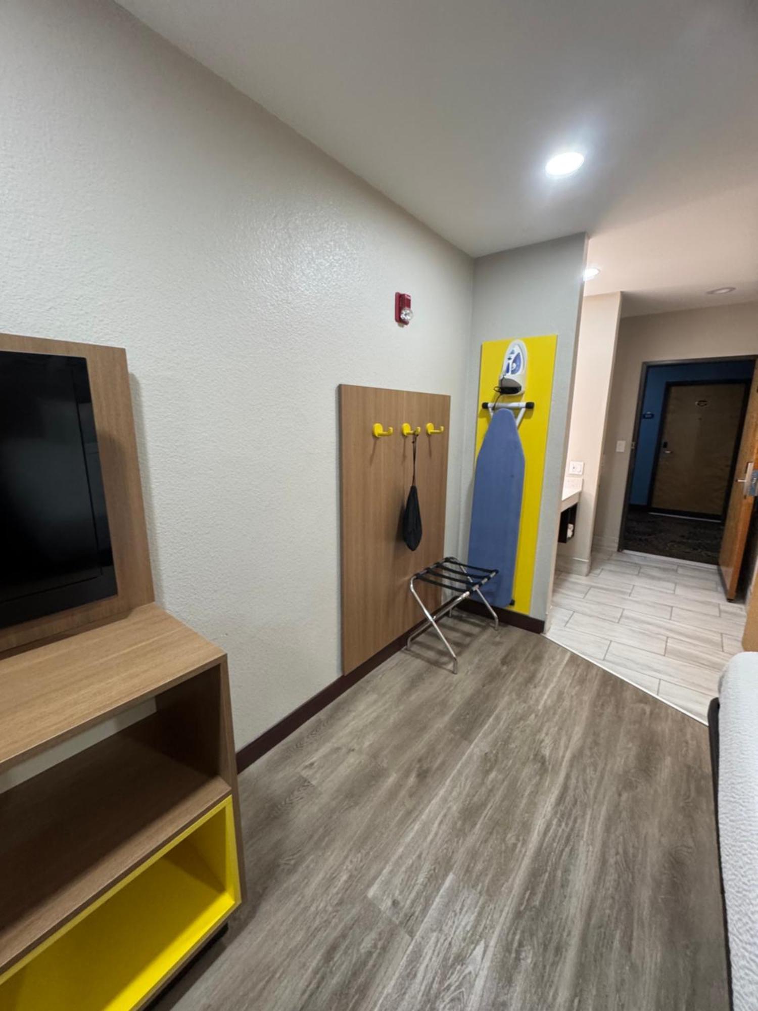Days Inn By Wyndham Childress Bagian luar foto
